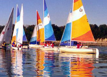 article-banner-sailing-school-classic-colourful-cl14-sails-reflection-startline